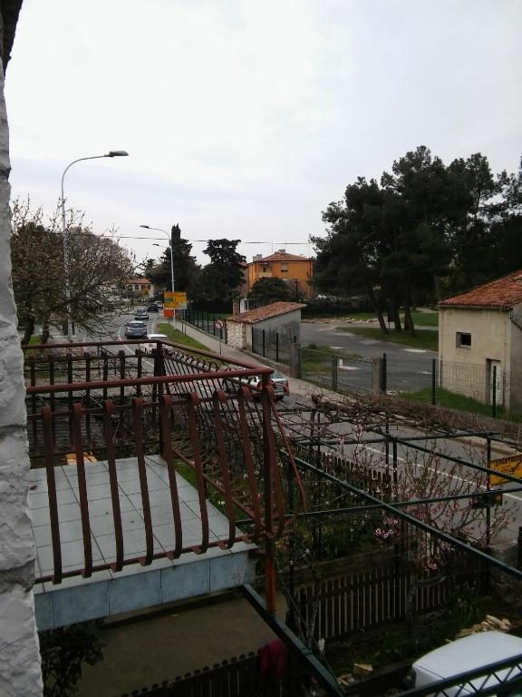 Balkon s pogledom na ulicu i zelenilo