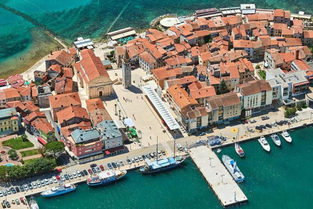 Stari grad Umaga iz zraka, zvonik i luka